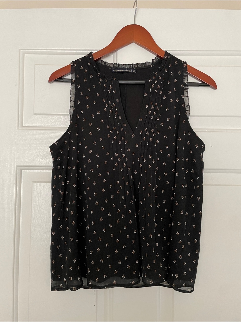 Abercrombie & Fitch Black Floral Pintuck Sleeveless Camisole